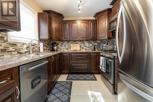 674 Laurier Avenue, Milton (Timberlea), ON - Indoor Photo Showing Kitchen With Stainless Steel Kitchen With Upgraded Kitchen