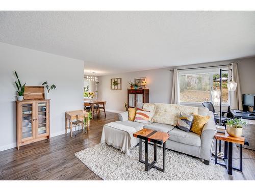 3422 Southridge Drive, Castlegar, BC - Indoor Photo Showing Living Room