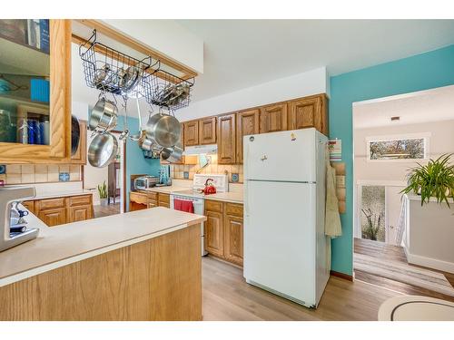 3422 Southridge Drive, Castlegar, BC - Indoor Photo Showing Kitchen