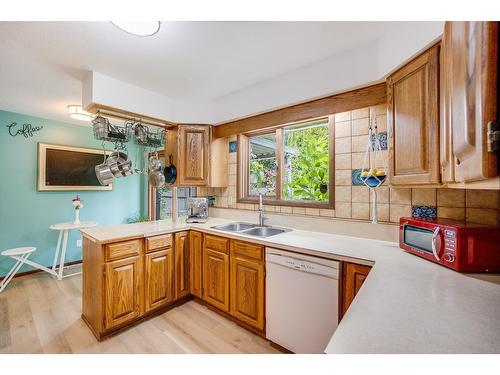 3422 Southridge Drive, Castlegar, BC - Indoor Photo Showing Kitchen With Double Sink