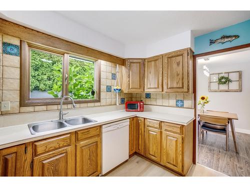 3422 Southridge Drive, Castlegar, BC - Indoor Photo Showing Kitchen With Double Sink