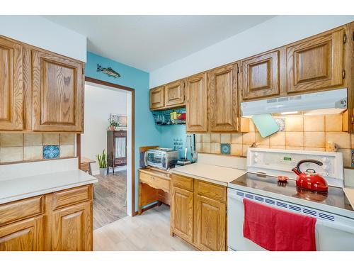 3422 Southridge Drive, Castlegar, BC - Indoor Photo Showing Kitchen