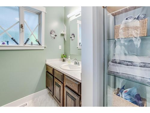 3422 Southridge Drive, Castlegar, BC - Indoor Photo Showing Bathroom