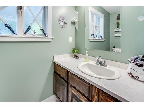 3422 Southridge Drive, Castlegar, BC - Indoor Photo Showing Bathroom