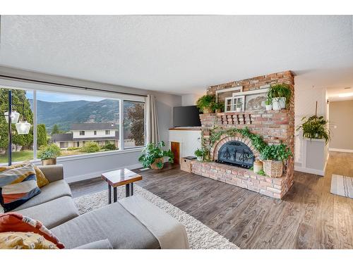 3422 Southridge Drive, Castlegar, BC - Indoor Photo Showing Living Room With Fireplace