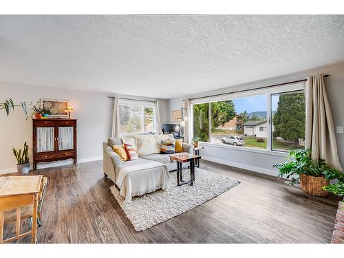 3422 Southridge Drive, Castlegar, BC - Indoor Photo Showing Living Room