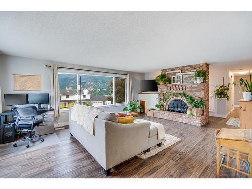 3422 Southridge Drive, Castlegar, BC - Indoor Photo Showing Living Room