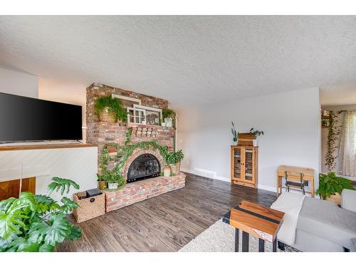 3422 Southridge Drive, Castlegar, BC - Indoor Photo Showing Living Room With Fireplace