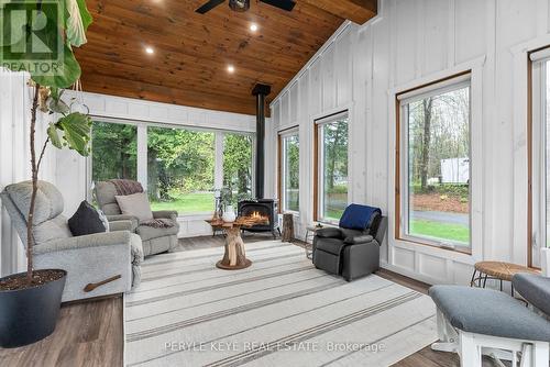 98 Clearwater Lake Road, Huntsville, ON - Indoor Photo Showing Living Room