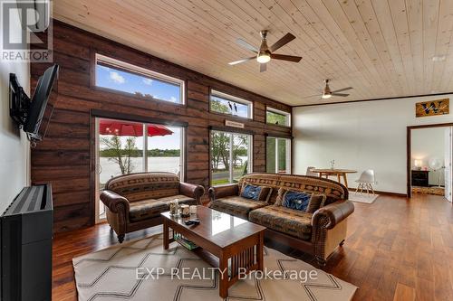 1083 Riverside Drive, Parry Sound Remote Area, ON - Indoor Photo Showing Living Room