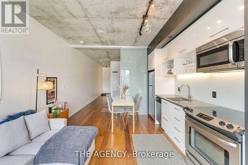 624 - 51 Trolley Crescent, Toronto (Moss Park), ON - Indoor Photo Showing Kitchen With Upgraded Kitchen