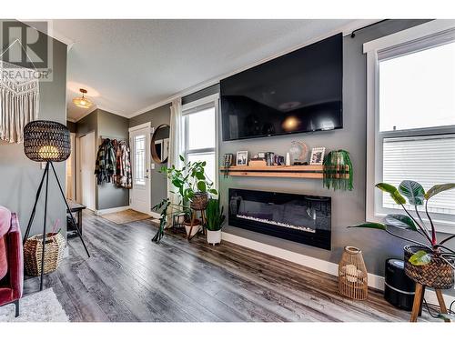 12560 Westside Road Unit# 61, Vernon, BC - Indoor Photo Showing Living Room With Fireplace