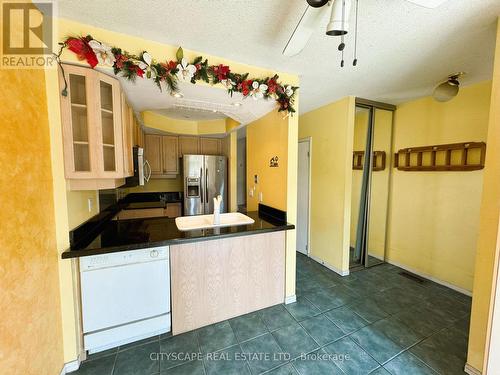 318 - 895 Maple Avenue, Burlington (Brant), ON - Indoor Photo Showing Kitchen