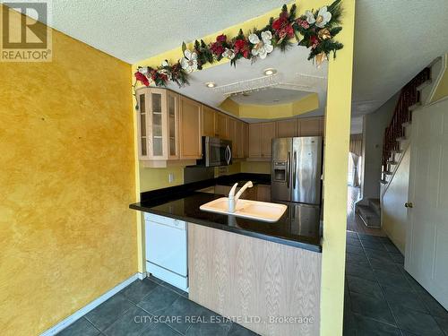 318 - 895 Maple Avenue, Burlington (Brant), ON - Indoor Photo Showing Kitchen With Double Sink