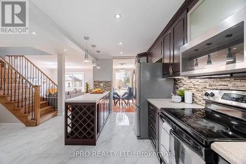 13 Jameson Crescent, Brampton (Northgate), ON - Indoor Photo Showing Kitchen With Upgraded Kitchen