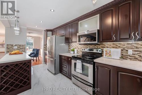 13 Jameson Crescent, Brampton (Northgate), ON - Indoor Photo Showing Kitchen With Upgraded Kitchen