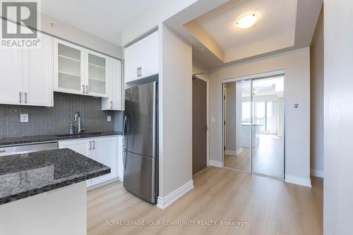 607 - 9090 Yonge Street, Richmond Hill, ON - Indoor Photo Showing Kitchen