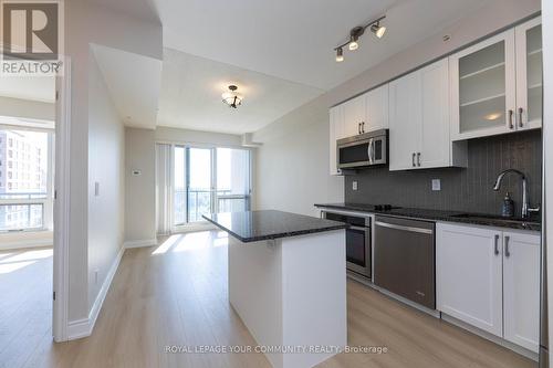 607 - 9090 Yonge Street, Richmond Hill, ON - Indoor Photo Showing Kitchen With Upgraded Kitchen