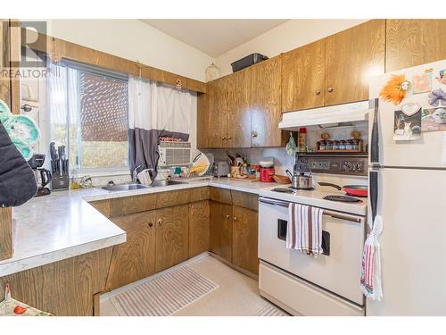 720 / 730 Jones Street, Kelowna, BC - Indoor Photo Showing Kitchen