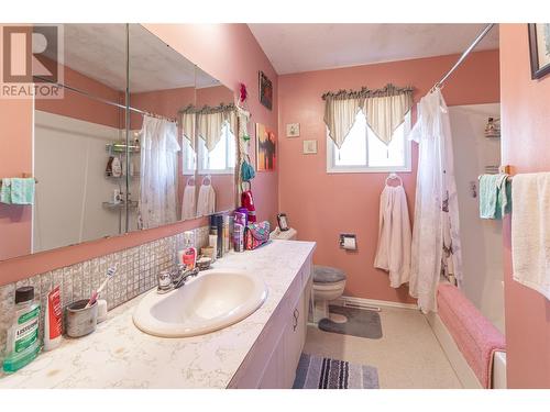 720 / 730 Jones Street, Kelowna, BC - Indoor Photo Showing Bathroom