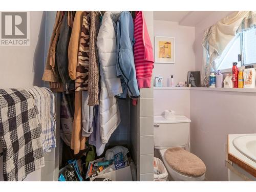 720 / 730 Jones Street, Kelowna, BC - Indoor Photo Showing Bathroom