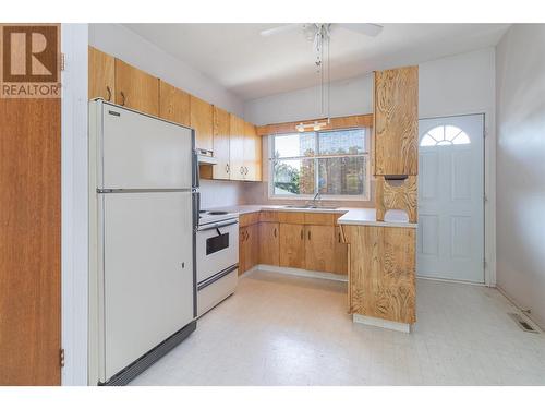 720 / 730 Jones Street, Kelowna, BC - Indoor Photo Showing Kitchen