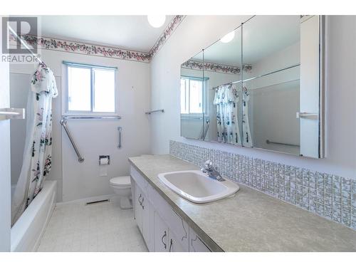 720 / 730 Jones Street, Kelowna, BC - Indoor Photo Showing Bathroom