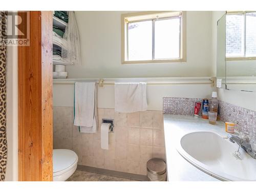 720 / 730 Jones Street, Kelowna, BC - Indoor Photo Showing Bathroom