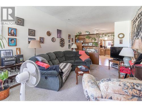 720 / 730 Jones Street, Kelowna, BC - Indoor Photo Showing Living Room