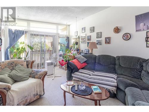 720 / 730 Jones Street, Kelowna, BC - Indoor Photo Showing Living Room