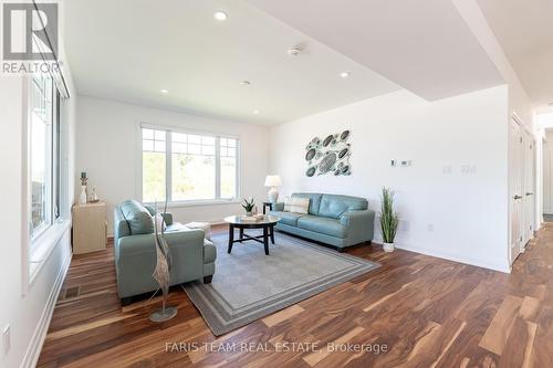 38 Magazine Street, Penetanguishene, ON - Indoor Photo Showing Living Room