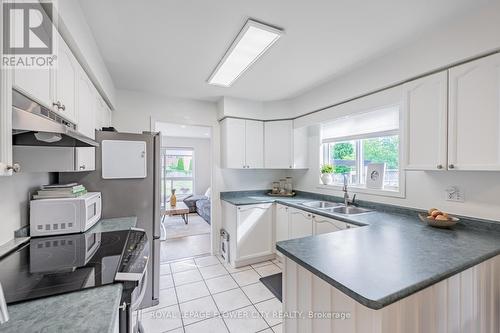 7224 Visor Gate, Mississauga (Meadowvale Village), ON - Indoor Photo Showing Kitchen With Double Sink