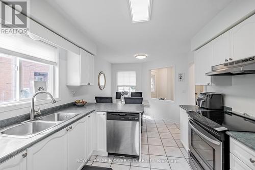 7224 Visor Gate, Mississauga (Meadowvale Village), ON - Indoor Photo Showing Kitchen With Double Sink