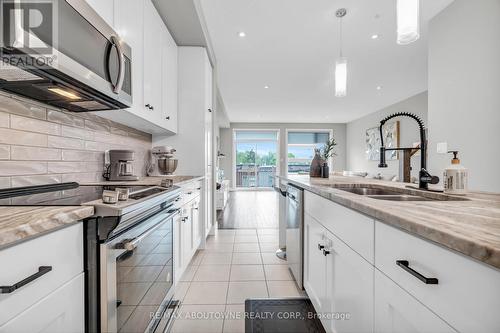 16 - 60 Arkell Road, Guelph (Pine Ridge), ON - Indoor Photo Showing Kitchen With Double Sink With Upgraded Kitchen