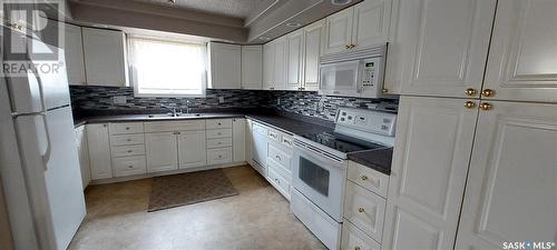 721 3Rd Street Ne, Wadena, SK - Indoor Photo Showing Kitchen With Double Sink