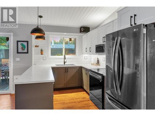 1720 Mountain Avenue, Kelowna, BC - Indoor Photo Showing Kitchen With Upgraded Kitchen