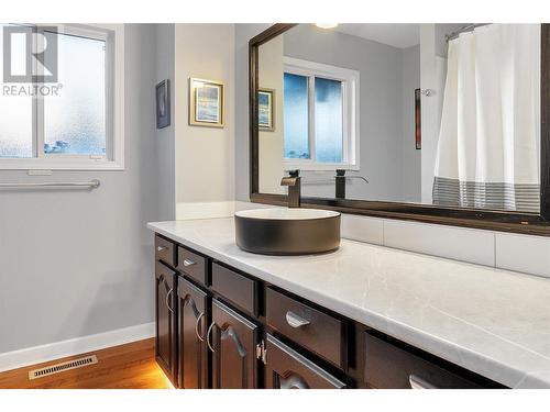 1720 Mountain Avenue, Kelowna, BC - Indoor Photo Showing Bathroom