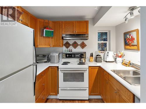 1720 Mountain Avenue, Kelowna, BC - Indoor Photo Showing Kitchen With Double Sink