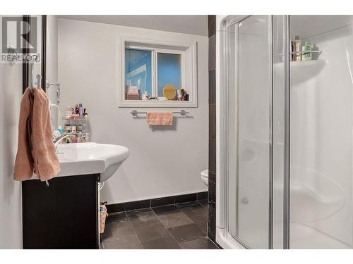 1720 Mountain Avenue, Kelowna, BC - Indoor Photo Showing Bathroom