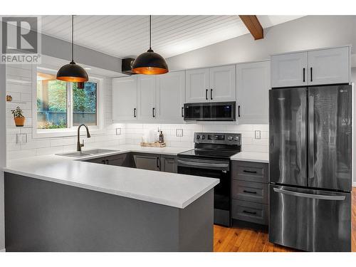 1720 Mountain Avenue, Kelowna, BC - Indoor Photo Showing Kitchen With Upgraded Kitchen