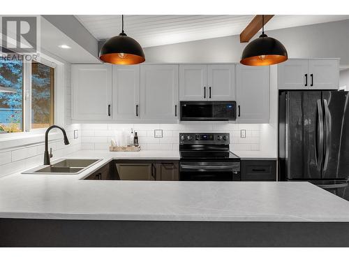 1720 Mountain Avenue, Kelowna, BC - Indoor Photo Showing Kitchen With Double Sink