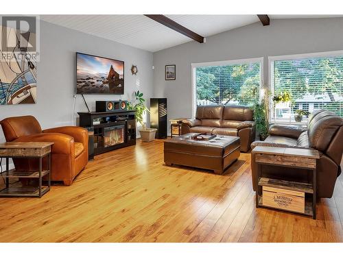 1720 Mountain Avenue, Kelowna, BC - Indoor Photo Showing Living Room