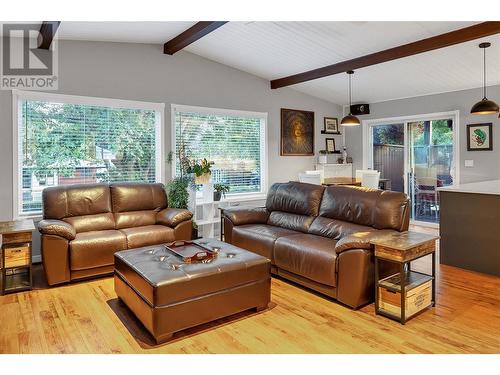 1720 Mountain Avenue, Kelowna, BC - Indoor Photo Showing Living Room