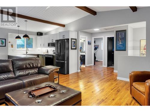 1720 Mountain Avenue, Kelowna, BC - Indoor Photo Showing Living Room