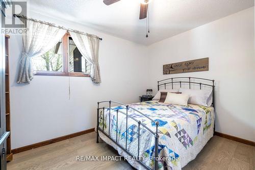 32 Totten Drive, Kawartha Lakes (Fenelon Falls), ON - Indoor Photo Showing Bedroom