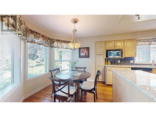 595 Yates Road Unit# 96, Kelowna, BC - Indoor Photo Showing Dining Room