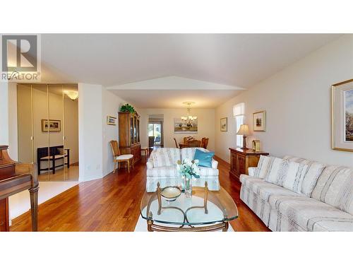 595 Yates Road Unit# 96, Kelowna, BC - Indoor Photo Showing Living Room