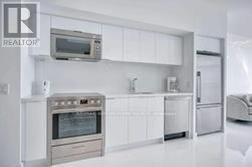 4303 - 75 Queens Wharf Road, Toronto (Waterfront Communities), ON - Indoor Photo Showing Kitchen