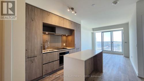 833 - 2 David Eyer Road, Richmond Hill, ON - Indoor Photo Showing Kitchen