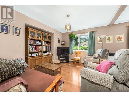 3388 Lockhart Drive, Armstrong, BC - Indoor Photo Showing Living Room